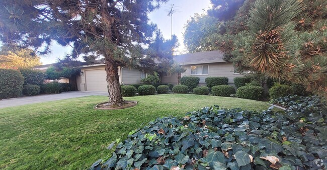 Building Photo - Beautiful home with manicured yards. Lands...