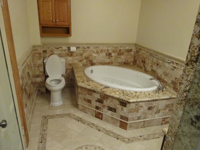 Photo - Bright Large luxury unit, High-End tiled bathrooms, In-Unit Washer and Dryer, Central Heat, AC, P...