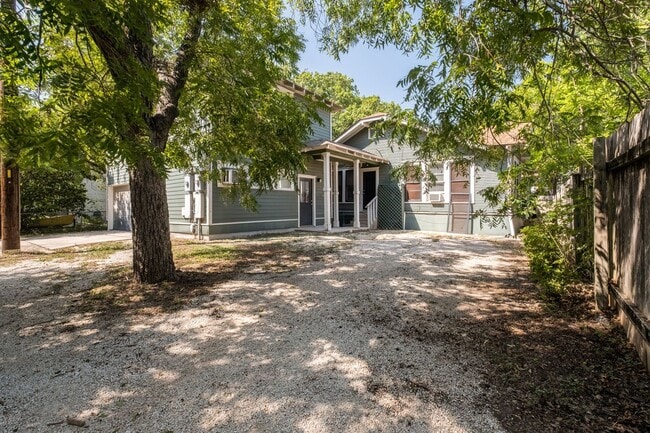 Photo - 4 Bedroom, 3 Bath in North Campus / Hyde Park