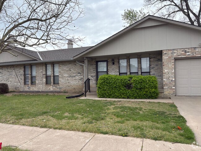 Building Photo - Beautiful 3 Bed 2 bath Home