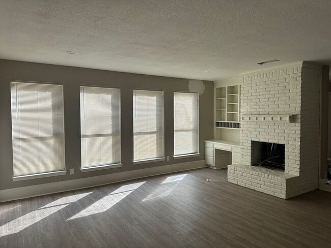 Photo - 4/2.5/2 PTISD FENCED YARD