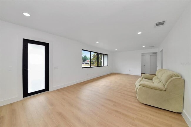 Photo - 2239 Worrington St