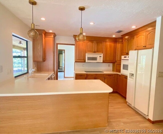 Photo - 5585 Pennock Point Rd