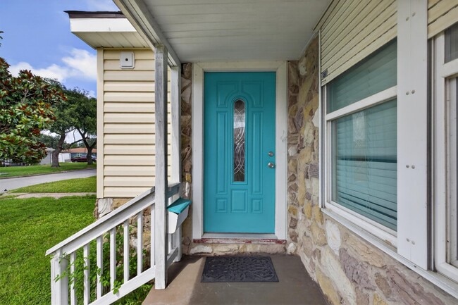 Photo - 5611 Fraser Ave