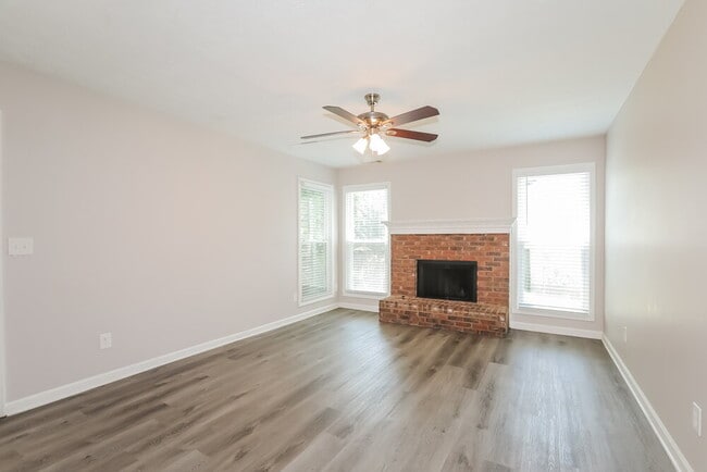 Photo - 611 Simon Park Cir