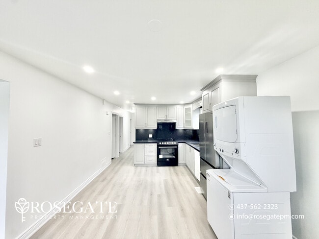 Photo - All-Inclusive 3-Bedroom Apartment with Balcony & In-Unit Laundry – Pet Friendly – Kitchener Unité B