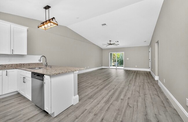 Photo - 2090 Como St