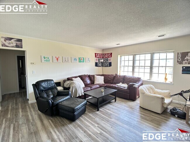 Building Photo - 190 Lake Shore Rd Unit 1 Rental