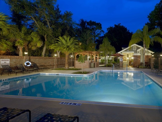 Piscina estilo resort al atardecer