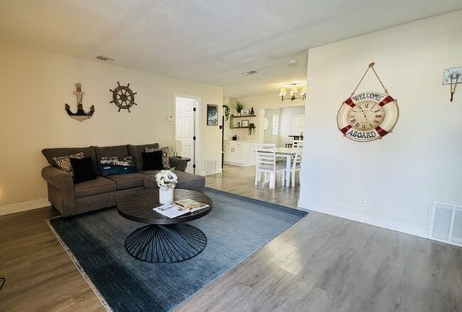 Photo - Spacious 4-bedroom 2-bathroom pool home