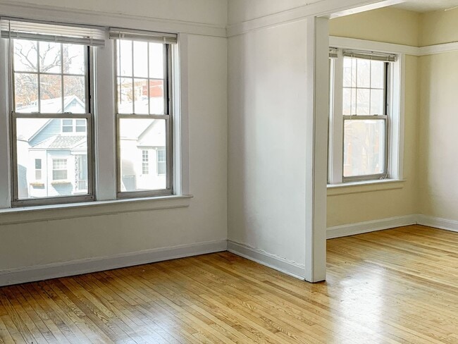 Building Photo - 5107 N Winchester Ave Unit 2