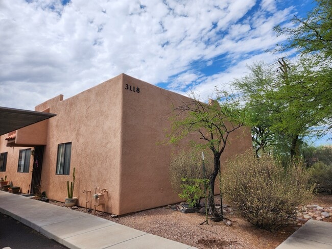 Building Photo - 3118 E Blacklidge Dr Unit #05 Rental
