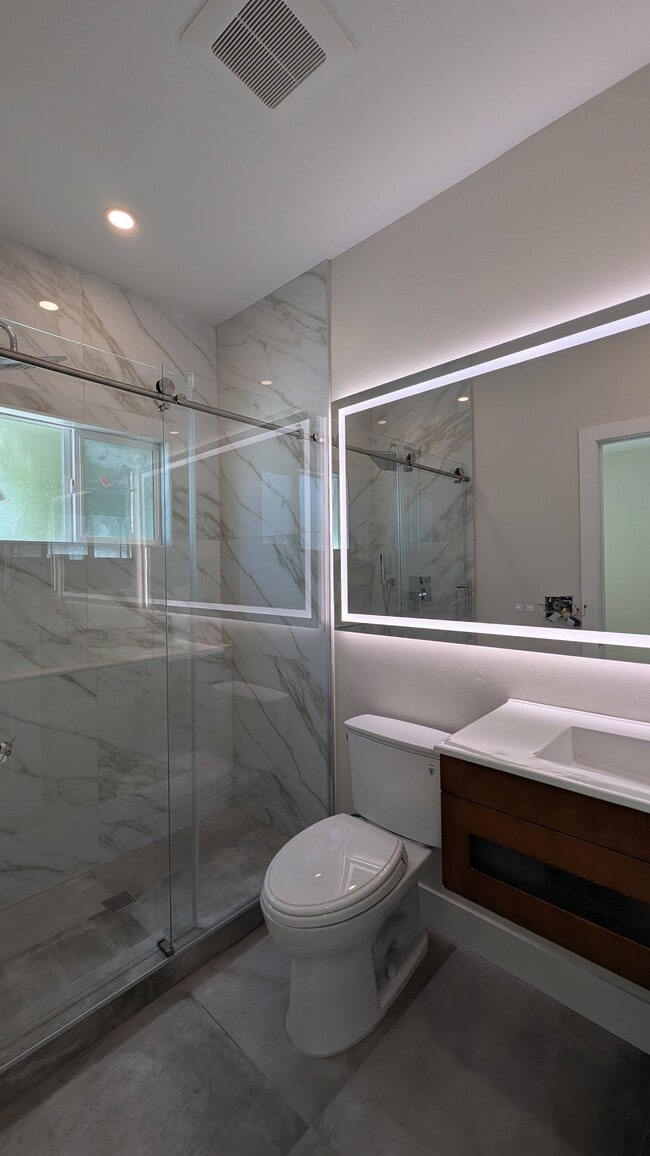 Master bathroom - 102 Loma Vista Ct