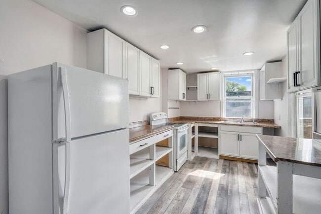 Building Photo - Newly Renovated 3 Bedroom, 1 Bathroom Townhouse