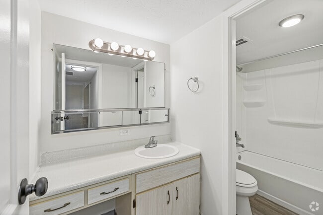 2BR, 2BA - 828SF - Primary Bathroom