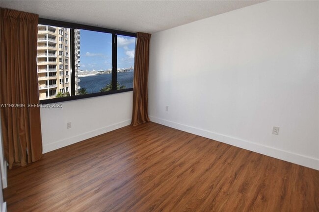 Photo - 540 Brickell Key Dr Unidad 826