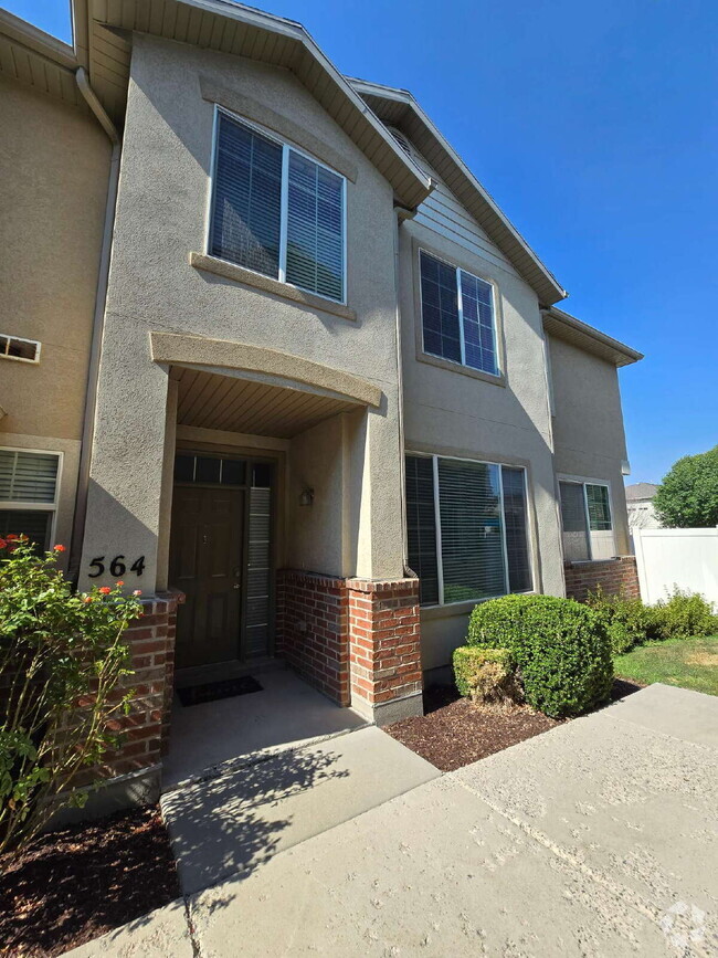 Building Photo - "Charming 3-Bed Townhouse Retreat in North...