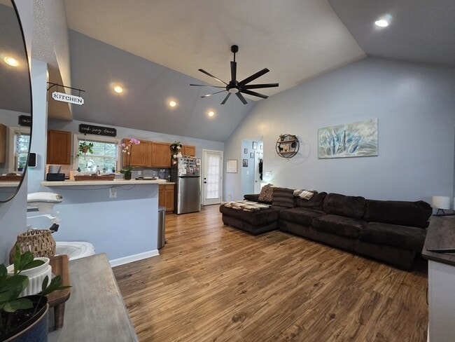 112 Lee Ln