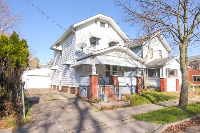 Building Photo - $1255 Two bedroom home with garage