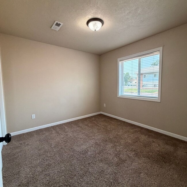 Photo - Spacious 3 Bedroom, 3 Full Bathroom Townhouse!!