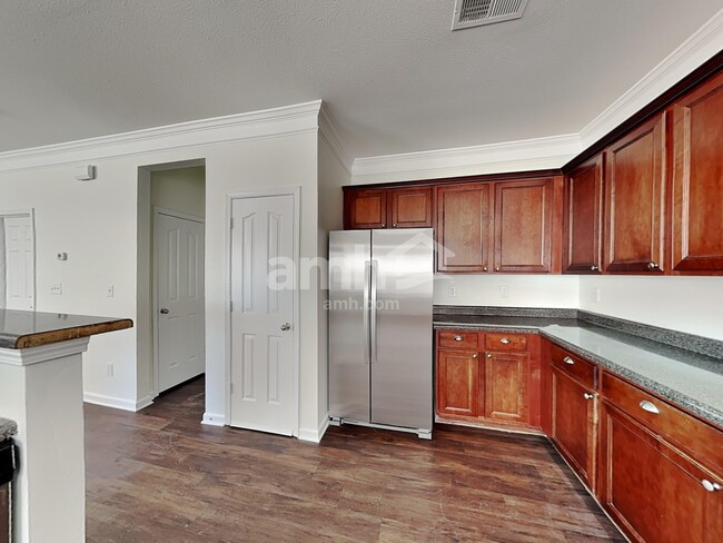 Photo - 625 Latimer Way