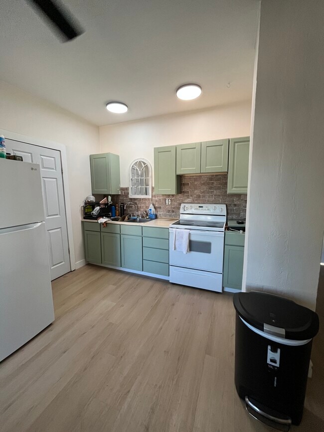 Kitchen - 230 N 700 W