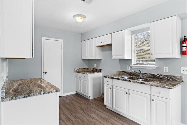 Photo - 2121 Brewster St