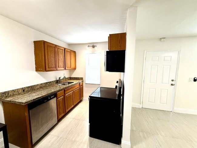Building Photo - 607 NE 29th Dr Unit 24