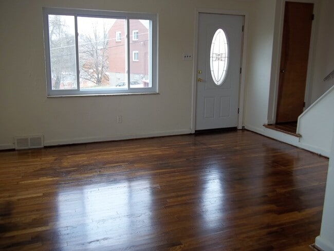 Living Room - 416 Jacobson Dr Unit 416