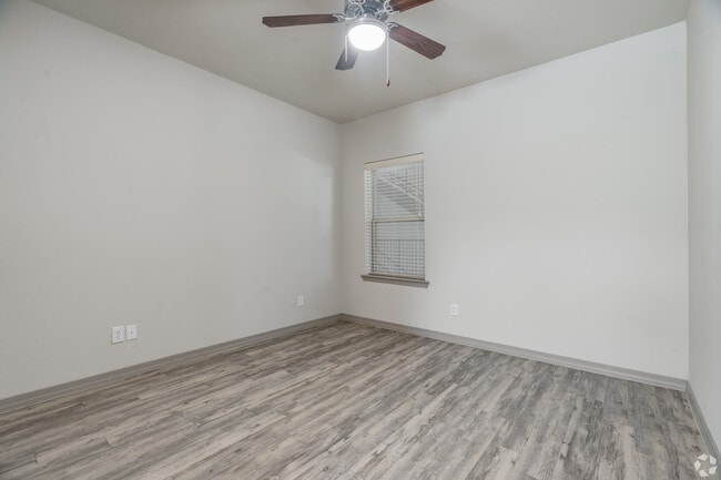 Photo - Live Oak Apartments