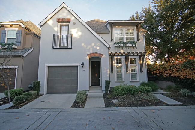 Newer 3 bed, 2.5 bath townhome in desirabl... - Newer 3 bed, 2.5 bath townhome in desirabl...