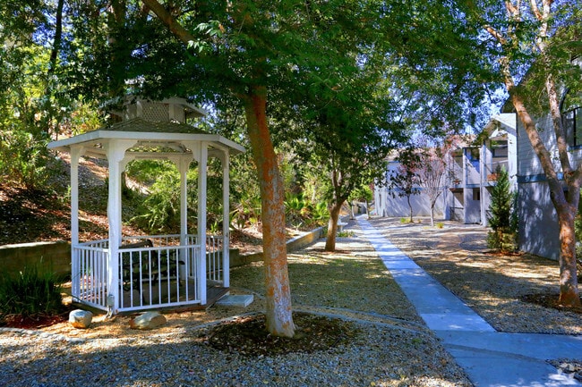 Lakeridge Apartments - Lakeridge Apartments