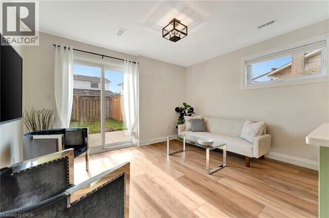 Photo - 144 Ravenbury Dr