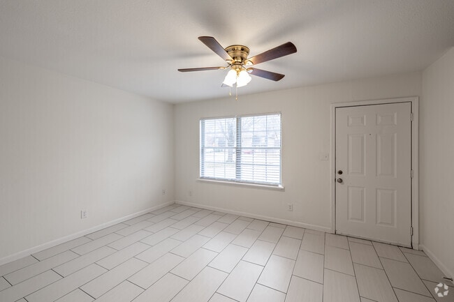 2BR, 1.5BA (Renovated) - 1,000SF - Living Room