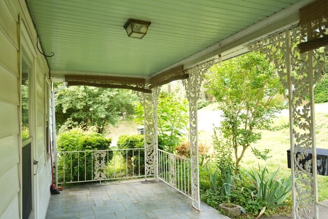 Building Photo - 700 Grove Ave Unit Apt #A