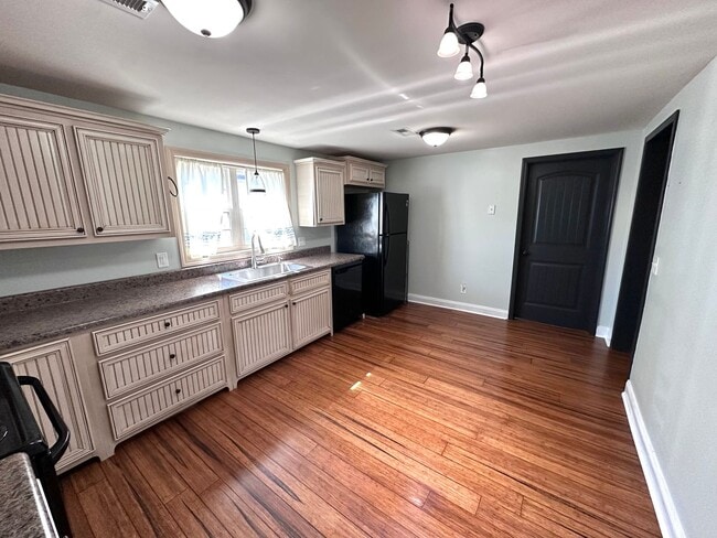 Photo - 2 Bedrooms, 1 Bathroom - House in Celanease!