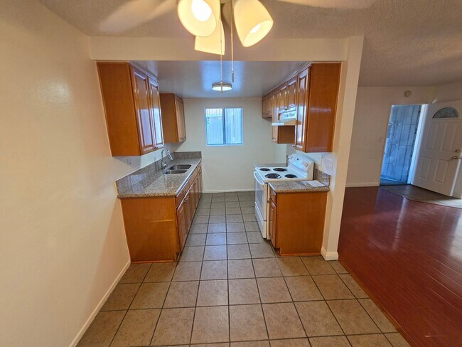 2703 E 57th St Unit 4