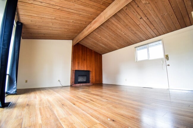 Building Photo - 137-102 & 108 Unit 108 Rental