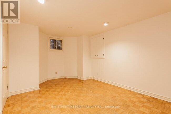 Photo - 261 Markham St