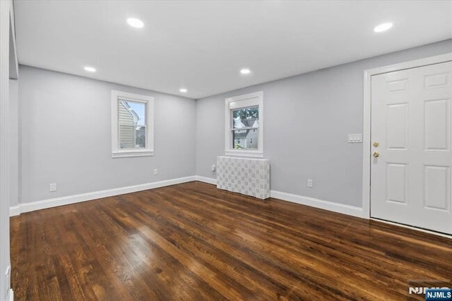 Photo - 317-17 31st St