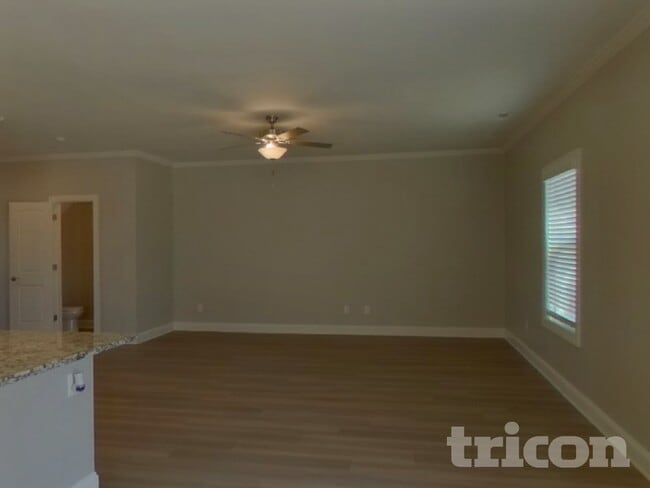 Photo - 154 Tradesmen Trl