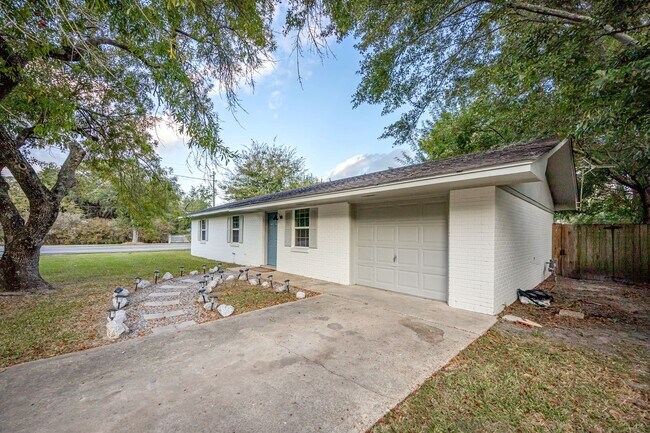 Photo - Adorable Rental Near Downtown Ocean Springs!