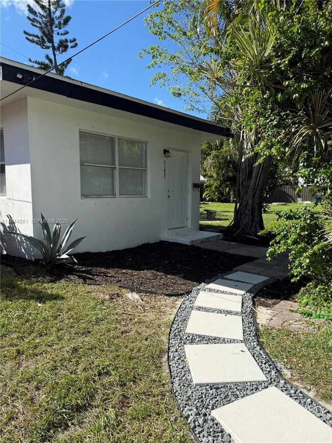 Building Photo - 1827 N Dixie Hwy Unit 3