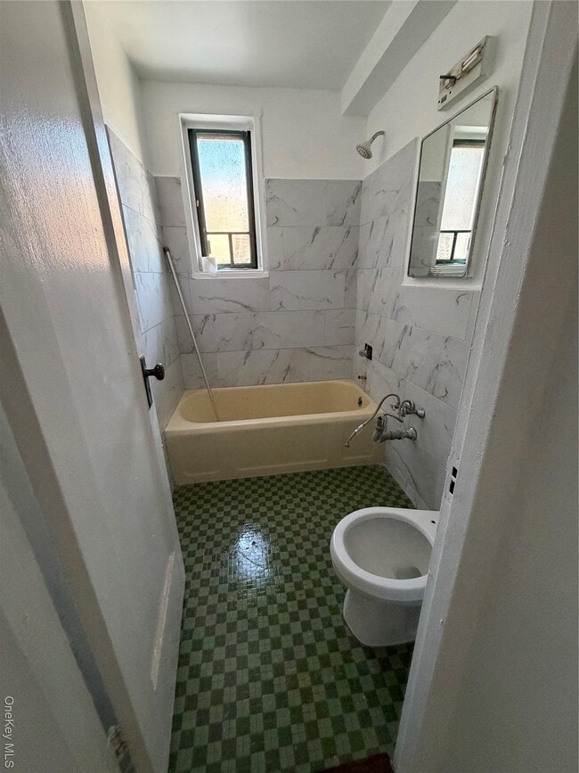 Building Photo - 1718 Purdy St Unit 5F