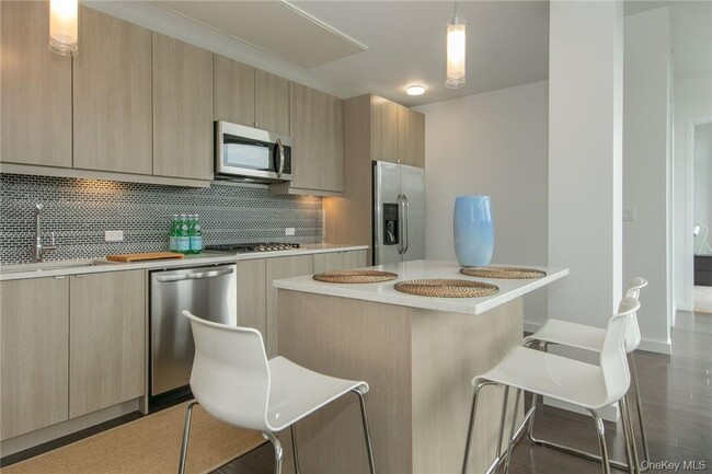 Photo - 250 Central Park Ave Unidad 5C