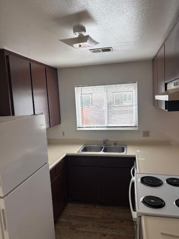Building Photo - 1090 W D St Rental