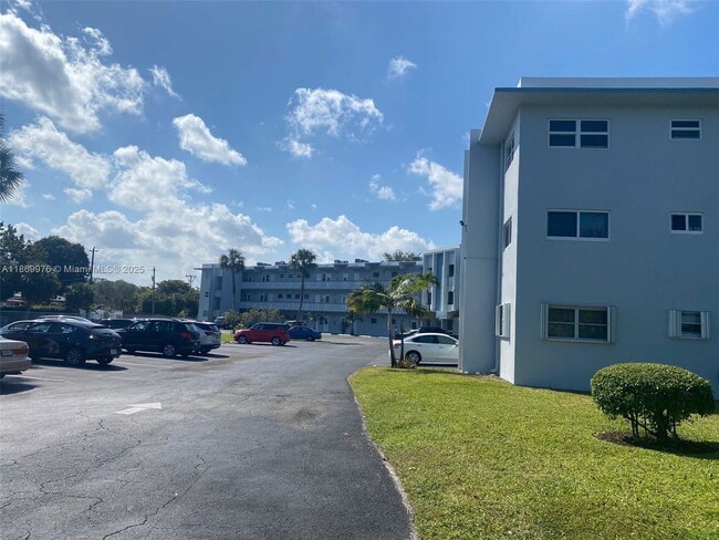 Building Photo - 2223 Park Ln Unit 205