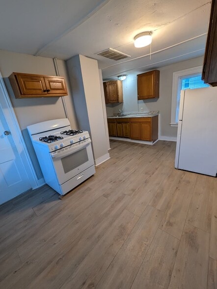 16 Hallock Ave