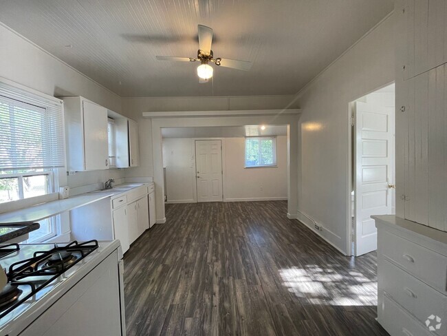 Building Photo - 829 15th St Rental