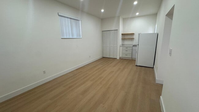 Building Photo - 3510 SW 58th Ct Unit New Efficiency for rent Rental